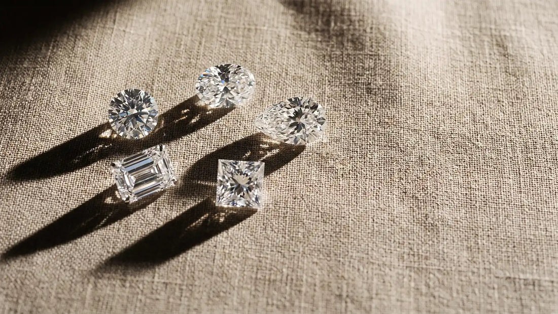 Cinque diamanti di forme diverse su tessuto di lino