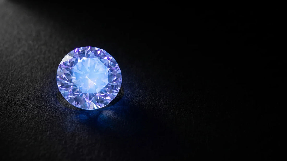 Diamante rotondo che emette una luce blu sotto raggi ultravioletti