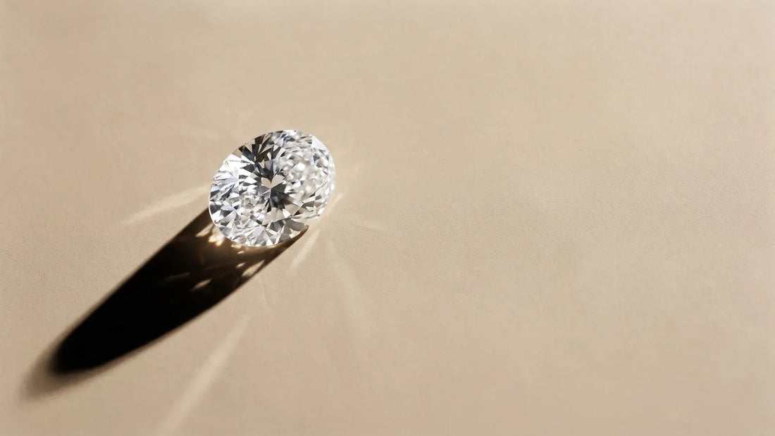 Diamante taglio ovale su fondo beige con ombra allungata