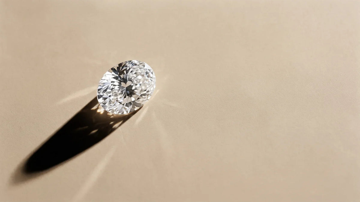 Diamante taglio ovale su fondo beige con ombra allungata