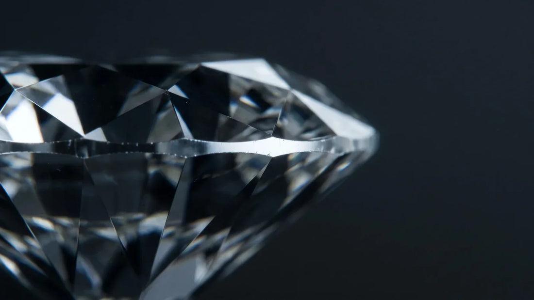 Macro del bordo di un diamante rotondo con la cintura in evidenza