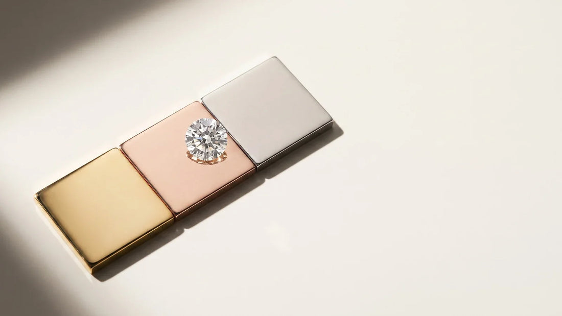 Diamante appoggiato su tre lamine d'oro giallo, rosa e bianco