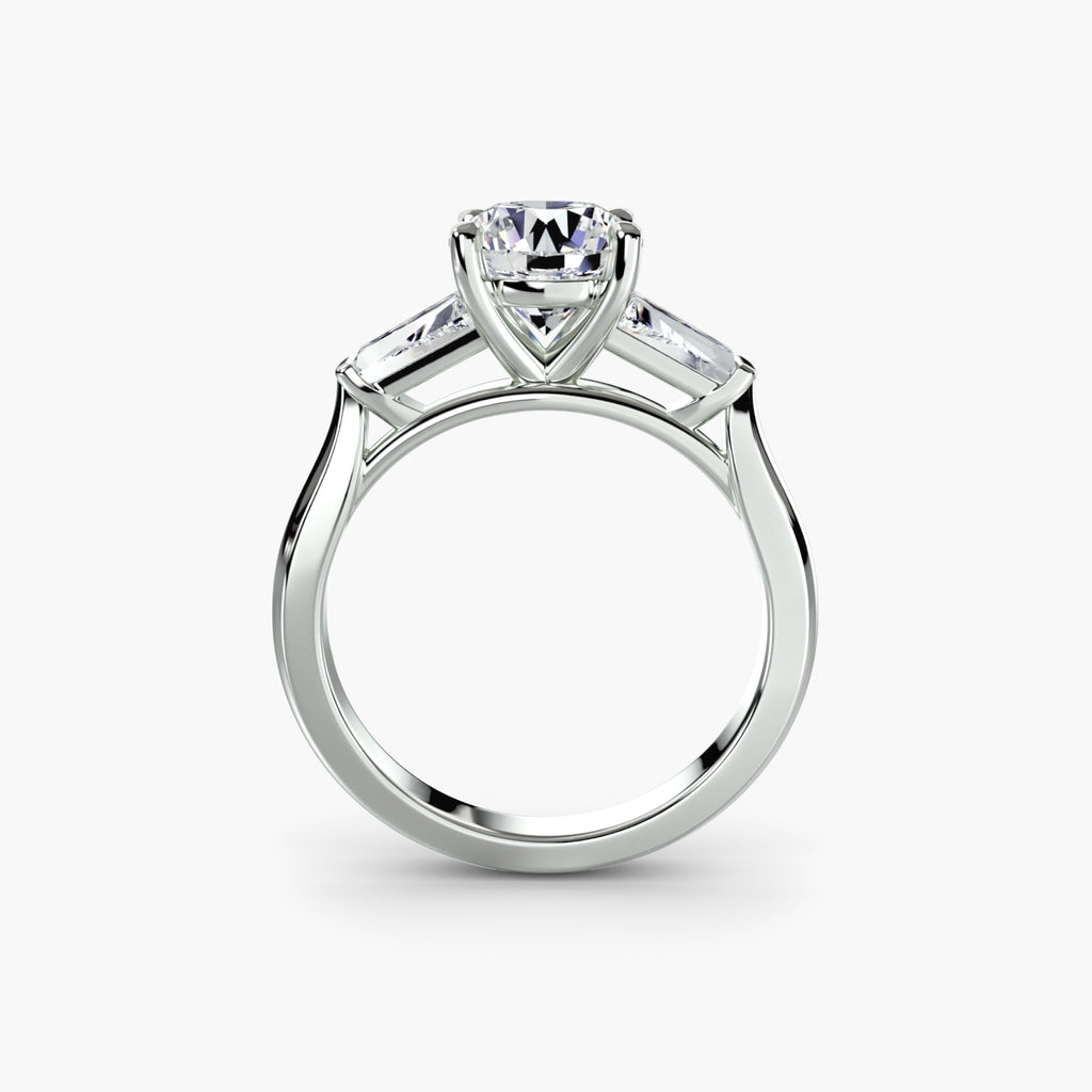 Anello trilogy con baguette laterali — montatura