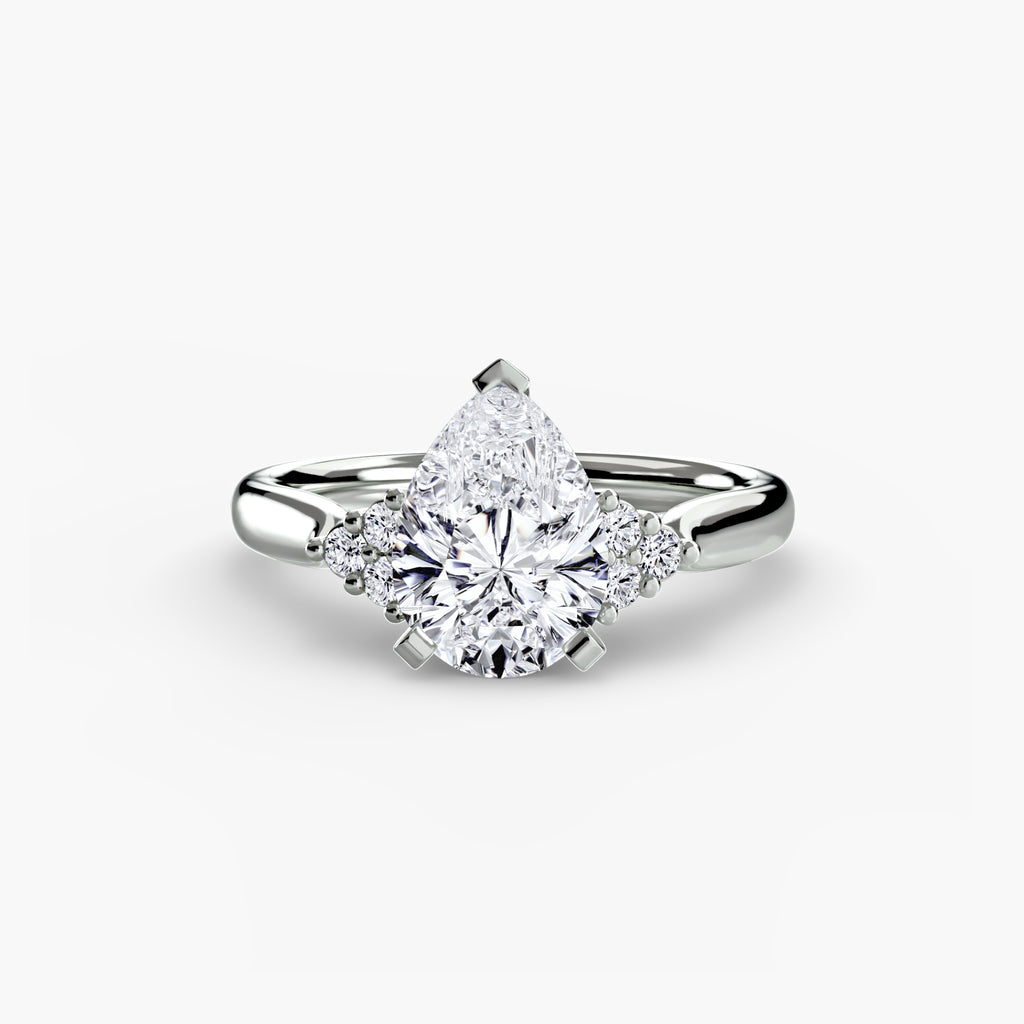 Anello solitario con spalle a cluster, gambo 2,5 mm