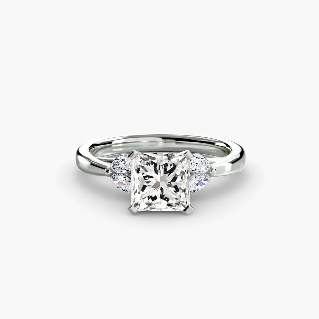 Anello cluster Celeste con pietre laterali — montatura