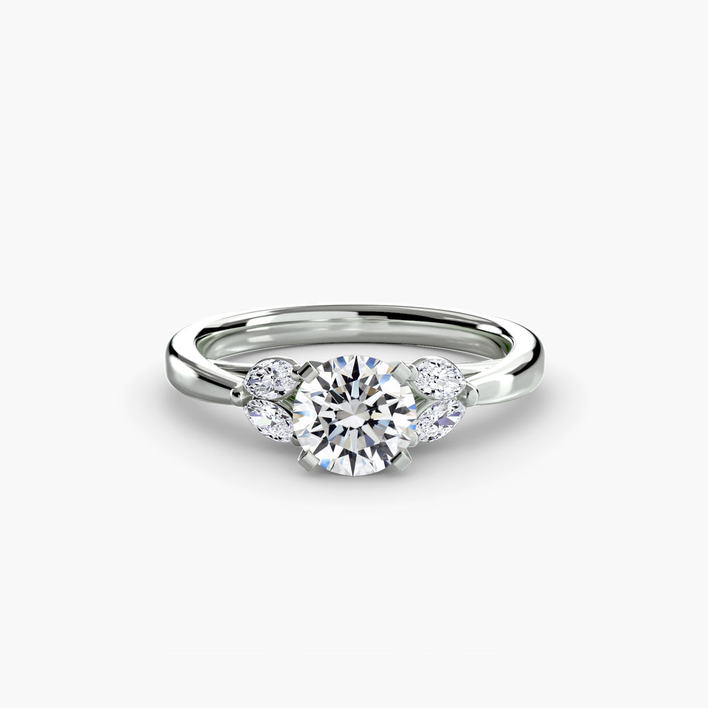 Anello cluster Celeste con pietre laterali — montatura