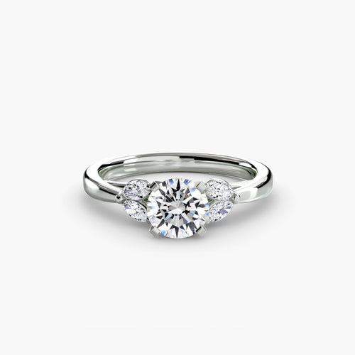 Anello cluster Celeste con pietre laterali — montatura