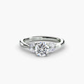 Anello cluster Celeste con pietre laterali — montatura