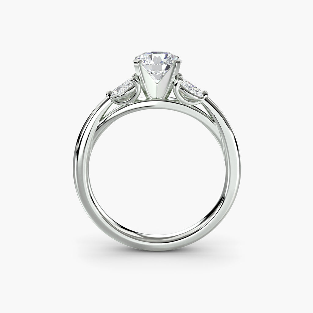 Anello cluster Celeste con pietre laterali — montatura
